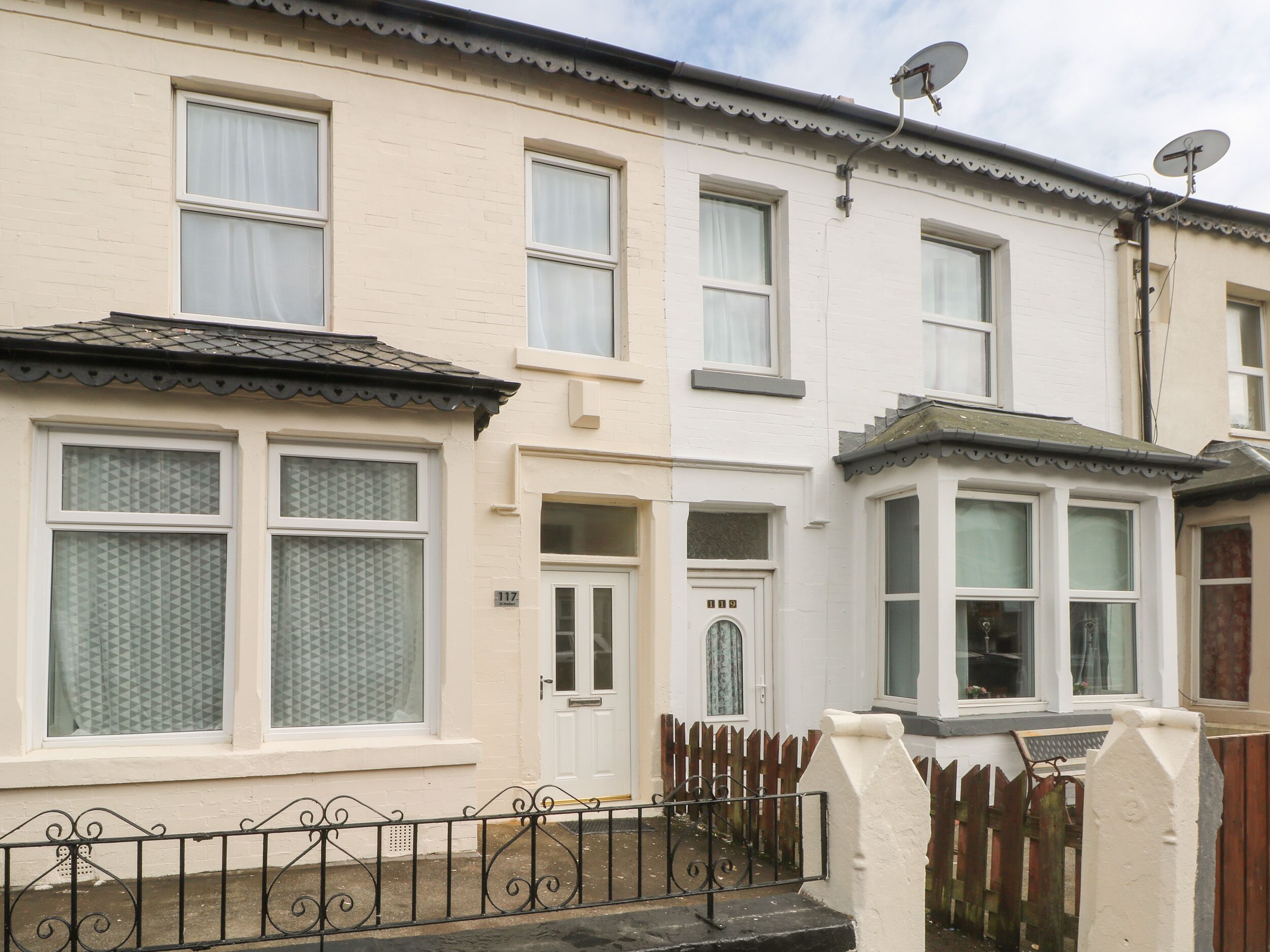 ST. HELIERS, family friendly, with a garden in Blackpool