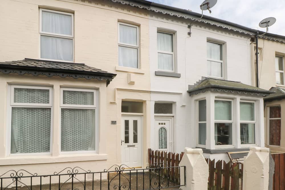 ST. HELIERS, family friendly, with a garden in Blackpool