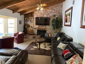 Een televisie, een open haard, een dvd-speler en boeken