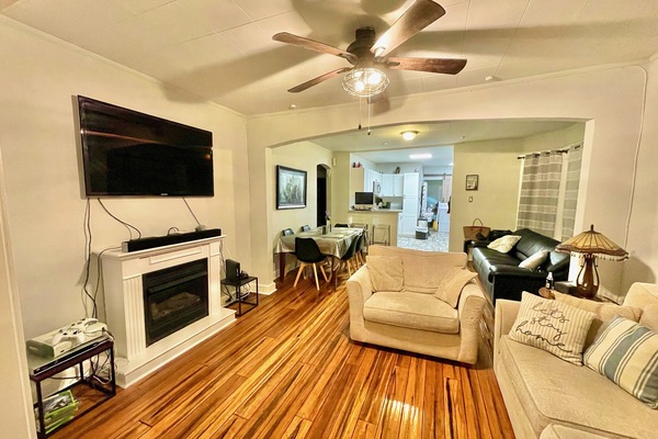 TV connectée, cheminée, écrans d'ordinateur, imprimantes