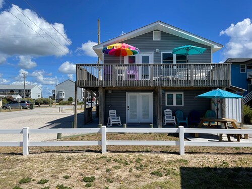 Newly remodeled &100 steps to the beach access. Very clean and close to beach.