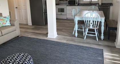 Newly remodeled &100 steps to the beach access. Very clean and close to beach.