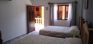 Chambre Quadruple, 2 grands lits | Espace de travail pour ordinateur portable, Wi-Fi gratuit, draps fournis