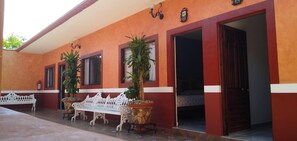 Basic-Vierbettzimmer, 2 Queen-Betten | Wohnbereich | 32-Zoll-Flachbildfernseher mit Kabelempfang, Fernseher