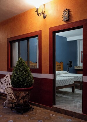 Basic-Vierbettzimmer, 2 Queen-Betten | Laptopgeeigneter Arbeitsplatz, kostenloses WLAN, Bettwäsche