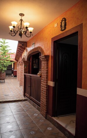 Comfort-Zimmer | Laptopgeeigneter Arbeitsplatz, kostenloses WLAN, Bettwäsche