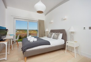 4 habitaciones, tabla de planchar con plancha, cuna de viaje y wifi 