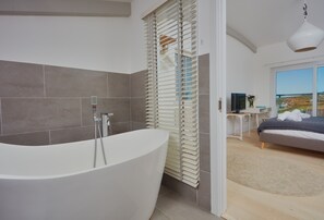4 habitaciones, tabla de planchar con plancha, cuna de viaje y wifi 
