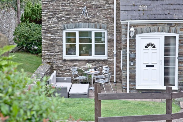Terrace/patio - Anchor Cottage - an apartment that sleeps 4 guests in 1 bedroom (Strete)