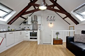Fridge, microwave, oven, stovetop - Anchor Cottage - an apartment that sleeps 4 guests in 1 bedroom (Strete)
