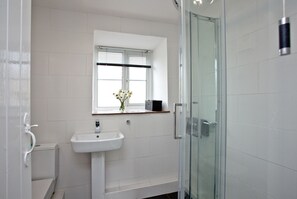 Douche, sèche-cheveux, serviettes fournies