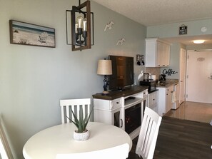 Refrigerador, microondas, cafetera y tetera y tostadora