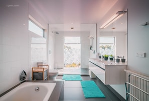 Combined shower/bathtub, hair dryer, towels, soap - Hidden Gem at the backyard of Christchurch (Diamond Harbour)