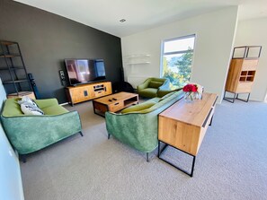 Televisie, een dvd-speler en een stereo