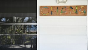 Une enseigne en bois sur laquelle est peint le mot « OHANA » dans plusieurs couleurs.