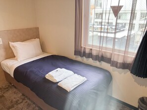 Individually decorated, desk, free WiFi, bed sheets - Hotel Livemax Naha-matsuyama (Naha)