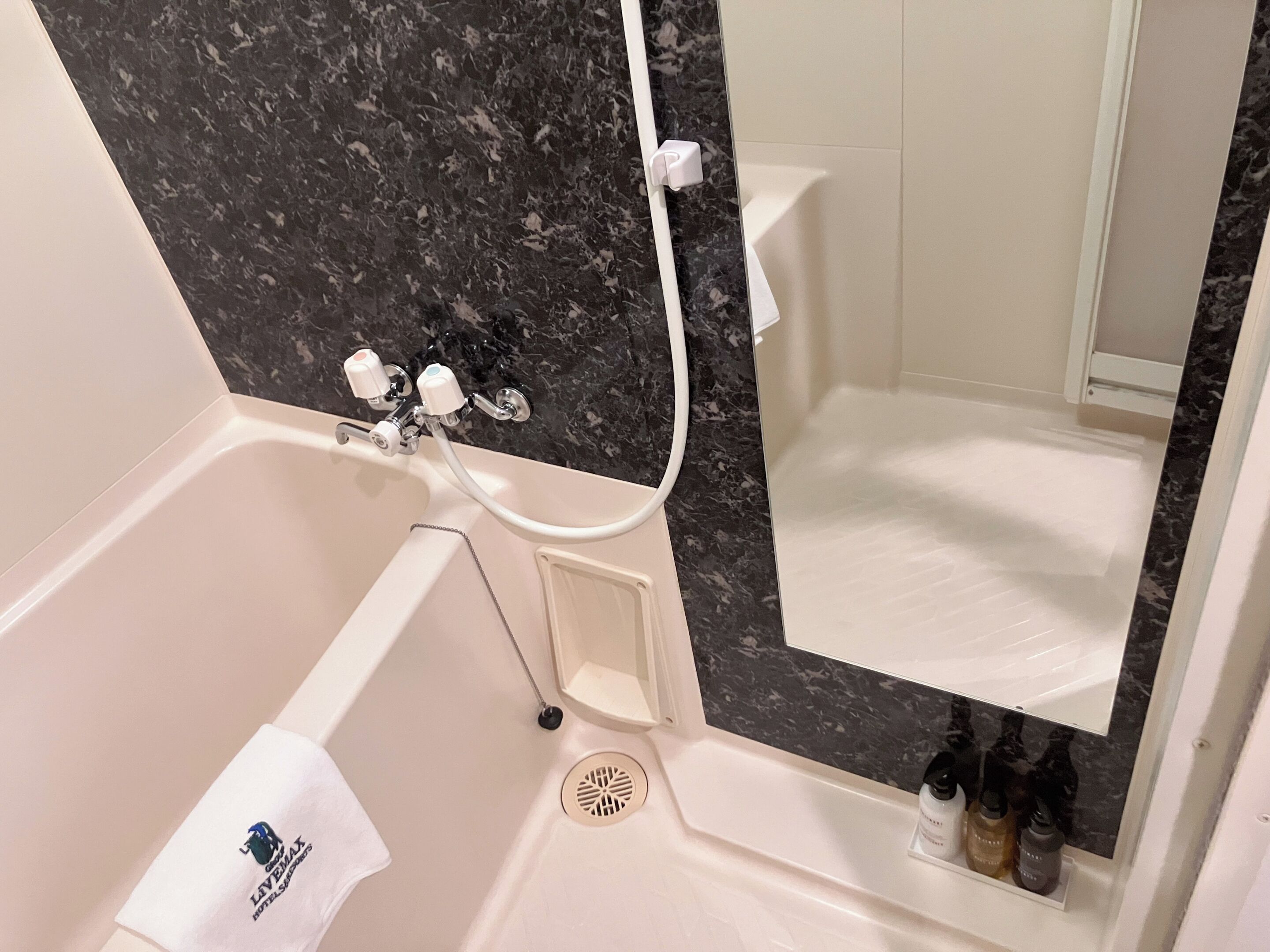 Combined shower/bathtub, deep-soaking bathtub, free toiletries