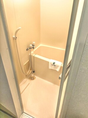 Combined shower/bathtub, deep-soaking bathtub, free toiletries