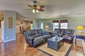 Een televisie en een stereo