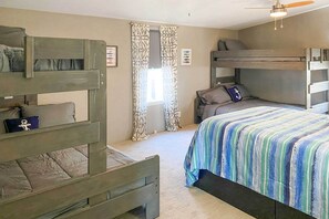 3 bedrooms, desk, Internet, bed sheets