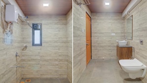 Shower, towels, soap, shampoo - Hotel Palm Beach Pride (Navi Mumbai)