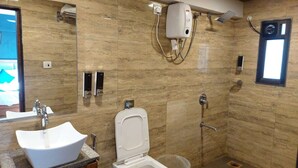 Shower, towels, soap, shampoo - Hotel Palm Beach Pride (Navi Mumbai)