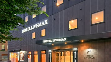 Overnatningsstedets facade – aften/nat