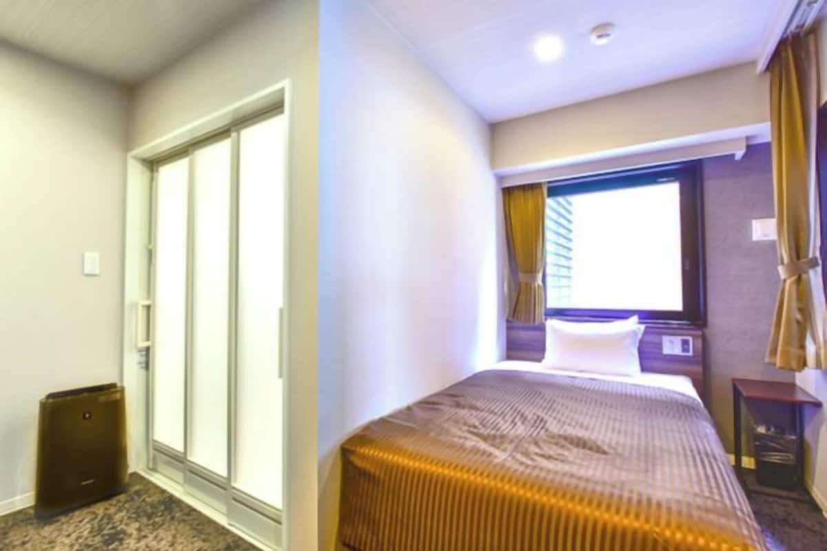Een bureau, gratis wifi, beddengoed