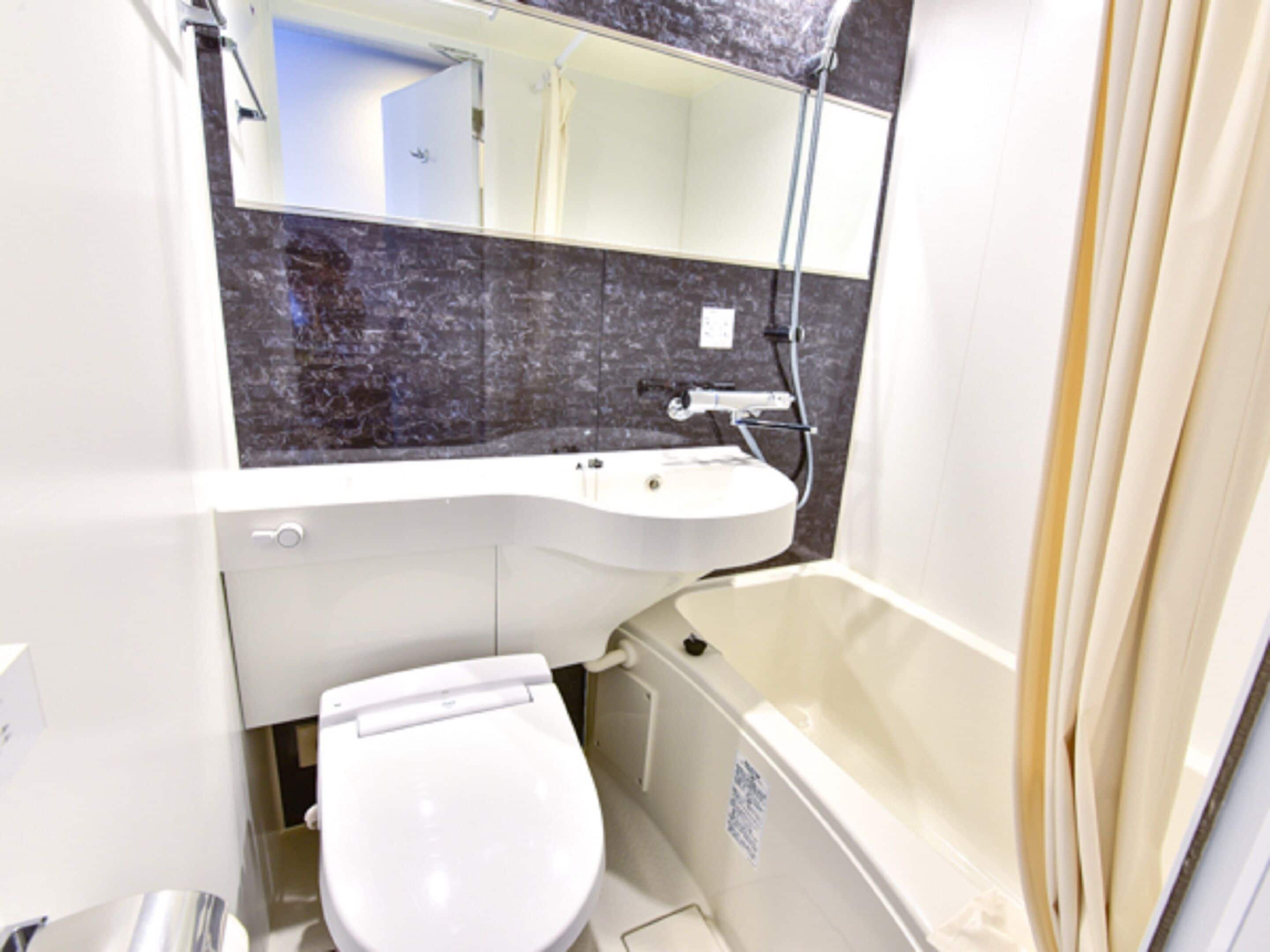 combined shower/bathtub, deep-soaking bathtub, free toiletries