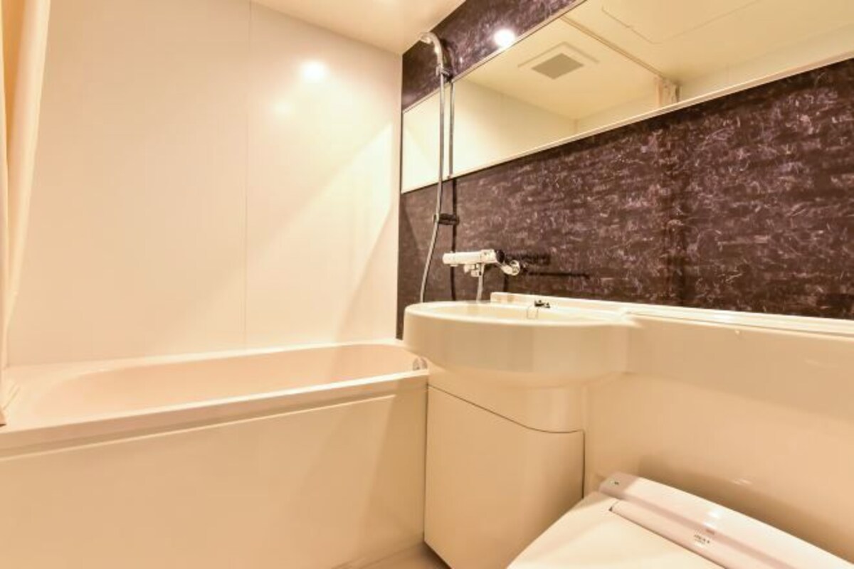 Ein Badezimmer mit Badewanne, Waschbecken und Toilette.