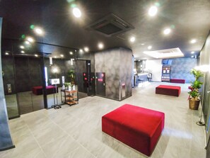 Lobby sitting area - Hotel Livemax Kokura-ekimae (Kitakyushu)