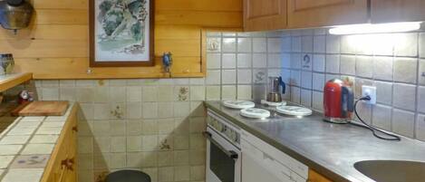 Fridge, oven, dishwasher, cookware/dishes/utensils