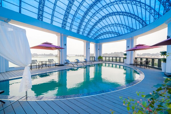 Outdoor pool, pool umbrellas, sun loungers - Paddington Hotel Halong Bayview (Ha Long)