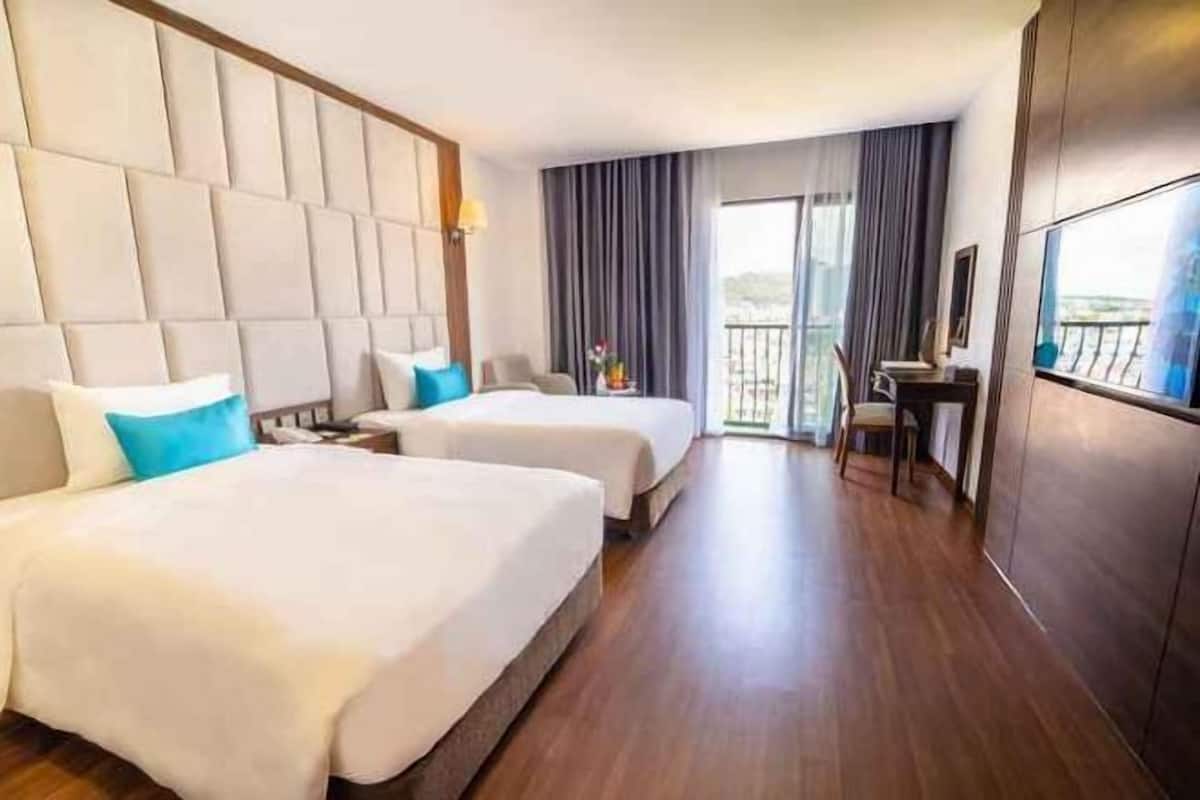 Pillowtop-bedden, een minibar, een kluis op de kamer, een bureau