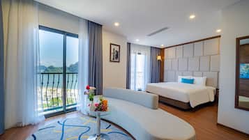 Club Paddington Deluxe | Pillowtop beds, minibar, in-room safe, desk