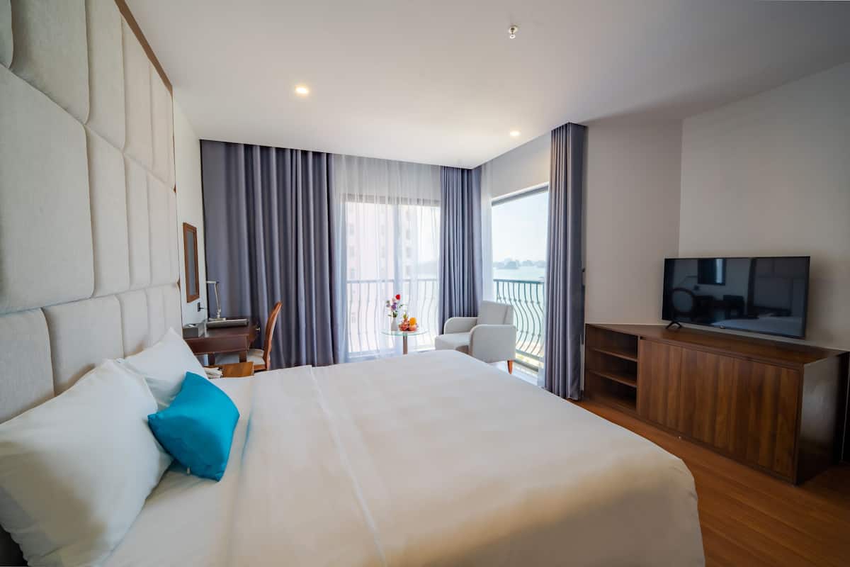 Grand tweepersoonskamer (Premium) | Pillowtop-bedden, een minibar, een kluis op de kamer, een bureau