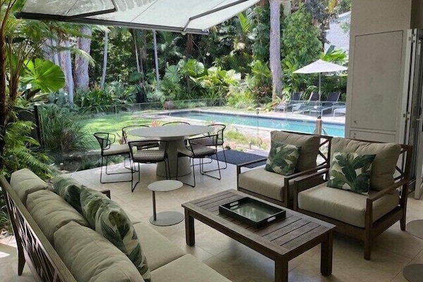 Outdoor living / dining