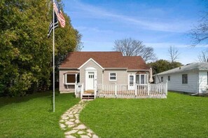 Exterior - Beach, harbor & restaurants within walking distance. Family friendly home! (Sturgeon Bay)