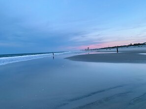 In Strandnähe, Liegestühle, Strandtücher