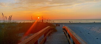 Beach house with private patio / pet friendly 1B