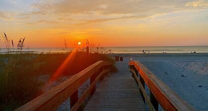 Beach house with private patio / pet friendly 1B