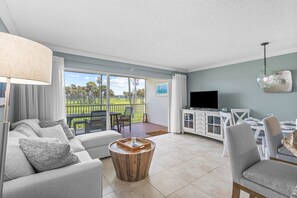 TV - Laidback Lakeside Villa (Stuart)