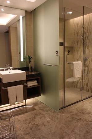 Shower, rainfall showerhead, hair dryer, slippers - Southern Club Station 1 Hotel  (Guangzhou)