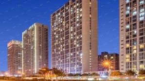 A high-rise building complex with multiple floors, large windows, and a well-lit facade. - Lavande Hotels (Xi'an Xibu Avenue Yangguangcheng) (Xi'an)