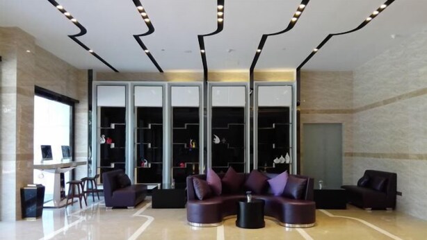 A modern lobby with a curved seating area, a reception desk, and a large glass partition. - Lavande Hotels (Xi'an Xibu Avenue Yangguangcheng) (Xi'an)