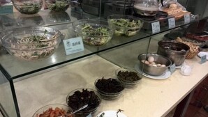 A buffet with various dishes including salads, vegetables, and meats. - Greentree Inn Liaocheng Gaotang Tianqi Temple Business Center Express Hotel (Liaocheng)
