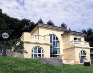 Vista frontal de la propiedad