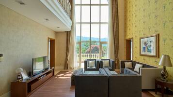 Pegasus | Living area | Flat-screen TV