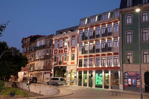 A street view with multi-story buildings, a visible ticket office, and a green traffic light. - Se Catedral Hotel Porto, Tapestry Collection by Hi (Porto)