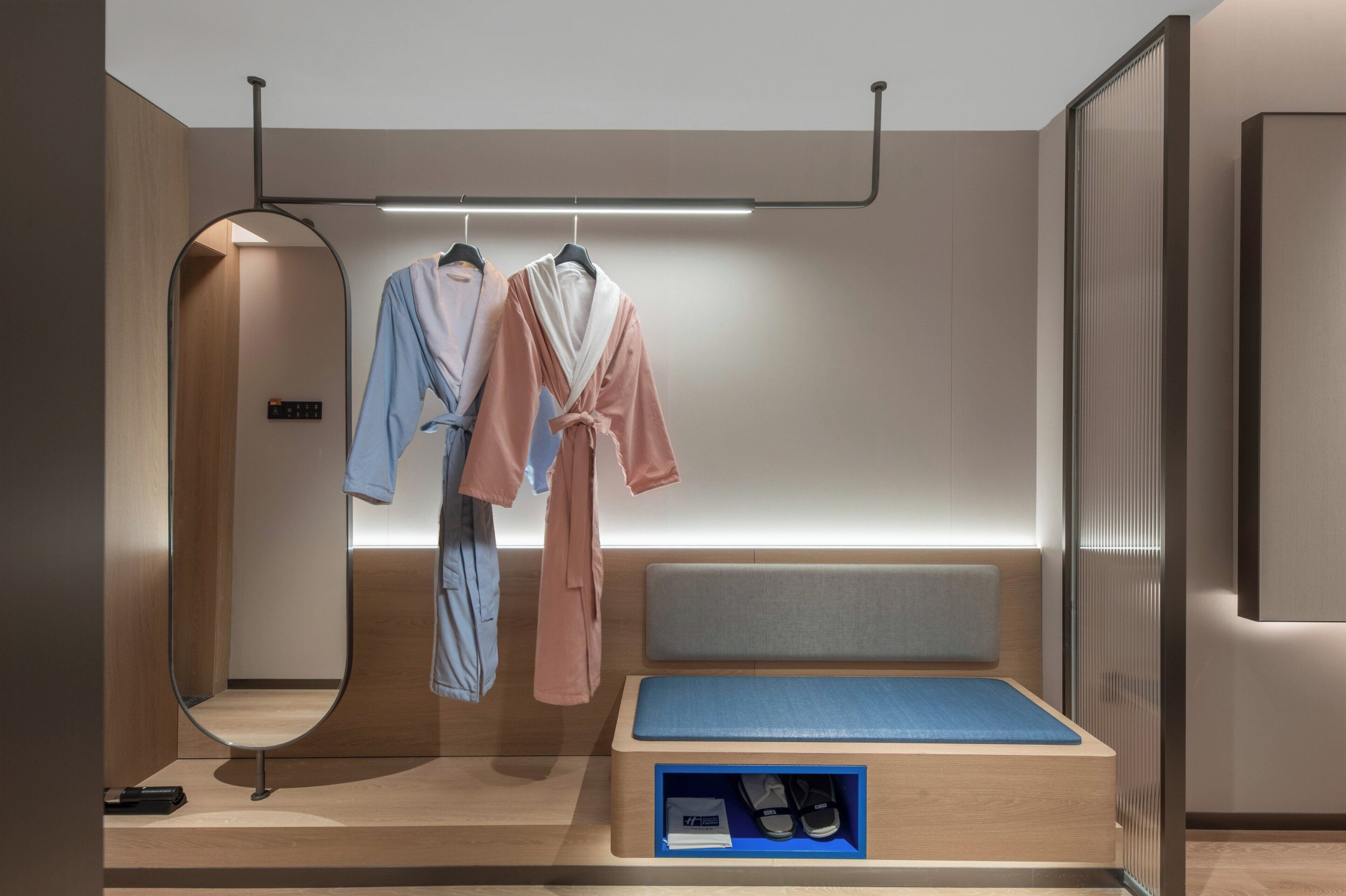 Bureau, espace de travail pour ordinateur portable, rideaux occultants